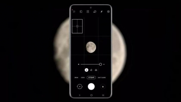 <br />
							Флагманы Samsung Galaxy Ultra подделывают изображения Луны в режиме Space Zoom<br />
						