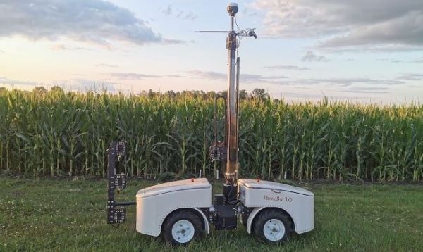 Колесный робот измеряет угол наклона листьев, чтобы помочь вывести лучшие сорта кукурузы