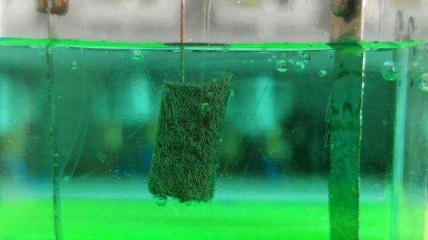 <br />
				Никель-медные покрытия микротрубок помогут эффективнее выделять водород и кислород из воды	