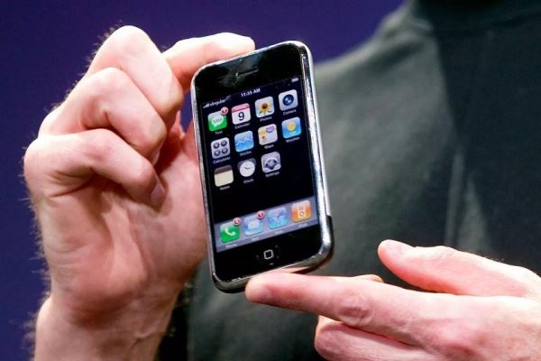 <br />
							Запечатан, ни разу не использован: первый iPhone продали на аукционе за $55 тысяч<br />
						